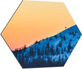 WallClassics - Dibond Hexagon - Steile Wit Besneeuwde Berg - 80x69.6 cm Foto op Hexagon (Met Ophangsysteem)