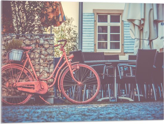 WallClassics - Acrylglas - Rode Fiets geparkeerd op Terras - 80x60 cm Foto op Acrylglas (Wanddecoratie op Acrylaat)