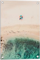 WallClassics - Tuinposter – Parasol op het Strand - 40x60 cm Foto op Tuinposter  (wanddecoratie voor buiten en binnen)