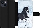 Bookcase Geschikt voor iPhone 13 telefoonhoesje - Paard - Sneeuw - Winter - Met vakjes - Wallet case met magneetsluiting