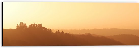 WallClassics - Dibond - Mistig Heuvel Landschap met Opkomende Zon - 60x20 cm Foto op Aluminium (Wanddecoratie van metaal)