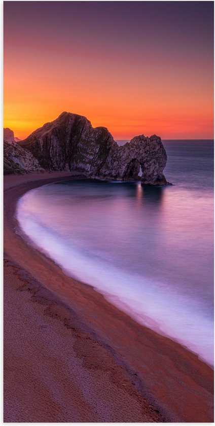 WallClassics - Poster (Mat) - Rotsen aan het Strand met Kalme Zee - 50x100 cm Foto op Posterpapier met een Matte look