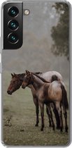 Geschikt voor Samsung Galaxy S22 Plus hoesje - Paarden - Natuur - Mist - Siliconen Telefoonhoesje