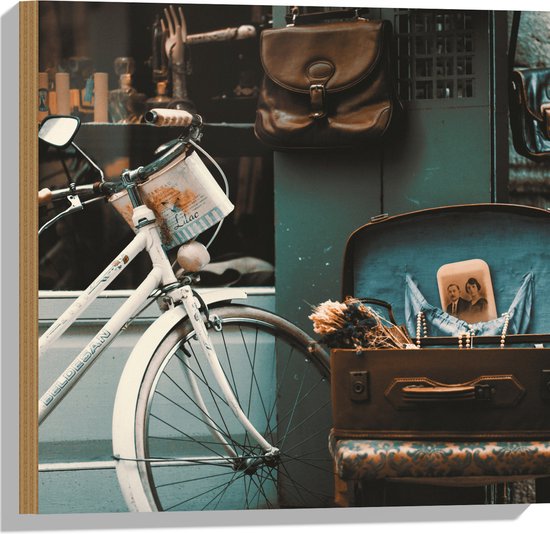 WallClassics - Hout - Geparkeerde Fiets tegen Winkel - 50x50 cm - 12 mm dik - Foto op Hout (Met Ophangsysteem)