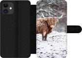 Bookcase Geschikt voor iPhone 11 telefoonhoesje - Schotse Hooglander - Boom - Sneeuw - Met vakjes - Wallet case met magneetsluiting