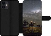 Bookcase Geschikt voor iPhone 12 telefoonhoesje - Paard - Vrouw - Sterrenhemel - Met vakjes - Wallet case met magneetsluiting