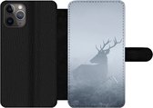 Bookcase Geschikt voor iPhone 11 Pro Max telefoonhoesje - Herten - Mist - Bos - Met vakjes - Wallet case met magneetsluiting