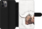 Bookcase Geschikt voor iPhone 11 Pro Max telefoonhoesje - Schotse hooglander - Dieren - Krantenpapier - Met vakjes - Wallet case met magneetsluiting