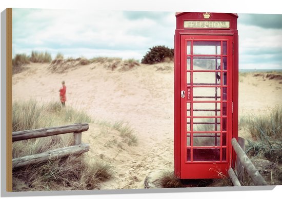 WallClassics - Hout - Rode Telefooncel in Duinen - 90x60 cm - 12 mm dik - Foto op Hout (Met Ophangsysteem)