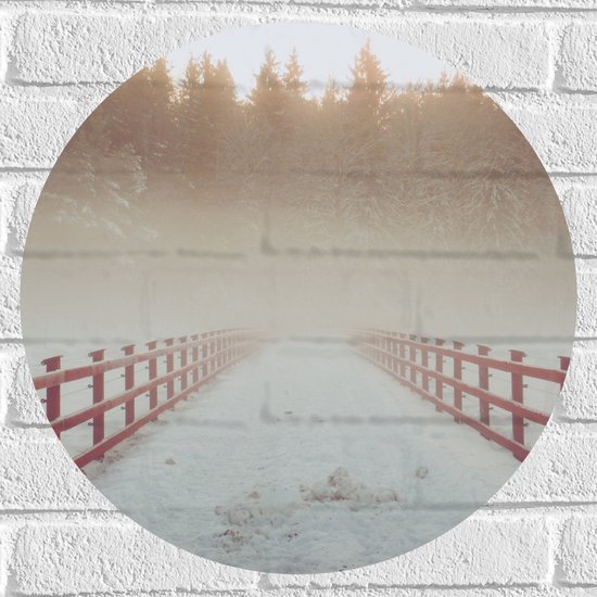 WallClassics - Muursticker Cirkel - Rode Brug met Sneeuw en Mist bij Bos - 50x50 cm Foto op Muursticker