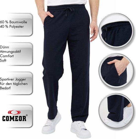 Donkerblauwe joggingbroek met trekkoord, met details over materiaal en comfort. Mannenmodel met witte T-shirt en sneakers.