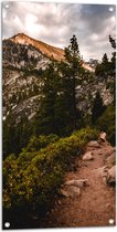 WallClassics - Tuinposter – Smal Pad met Stenen in Berggebied - 50x100 cm Foto op Tuinposter  (wanddecoratie voor buiten en binnen)