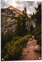 WallClassics - Tuinposter – Smal Pad met Stenen in Berggebied - 60x80 cm Foto op Tuinposter  (wanddecoratie voor buiten en binnen)