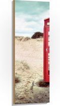 WallClassics - Hout - Rode Telefooncel in Duinen - 40x120 cm - 12 mm dik - Foto op Hout (Met Ophangsysteem)