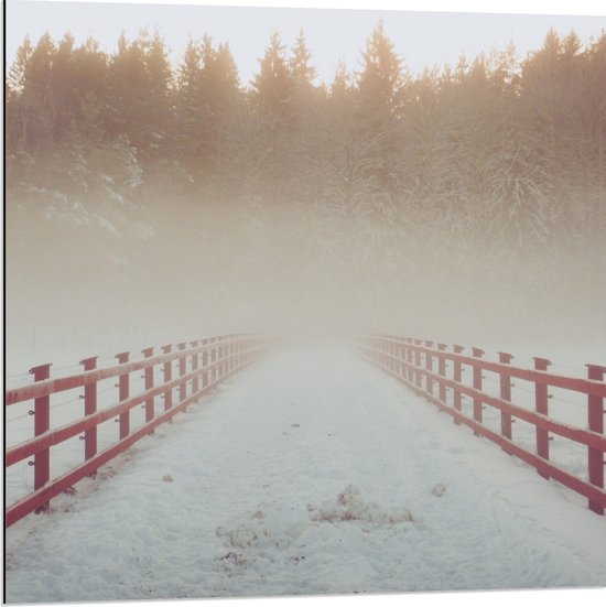 WallClassics - Dibond - Rode Brug met Sneeuw en Mist bij Bos - 80x80 cm Foto op Aluminium (Wanddecoratie van metaal)