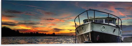 WallClassics - Dibond - Schip op het Water met Oranje Lucht - 120x40 cm Foto op Aluminium (Met Ophangsysteem)