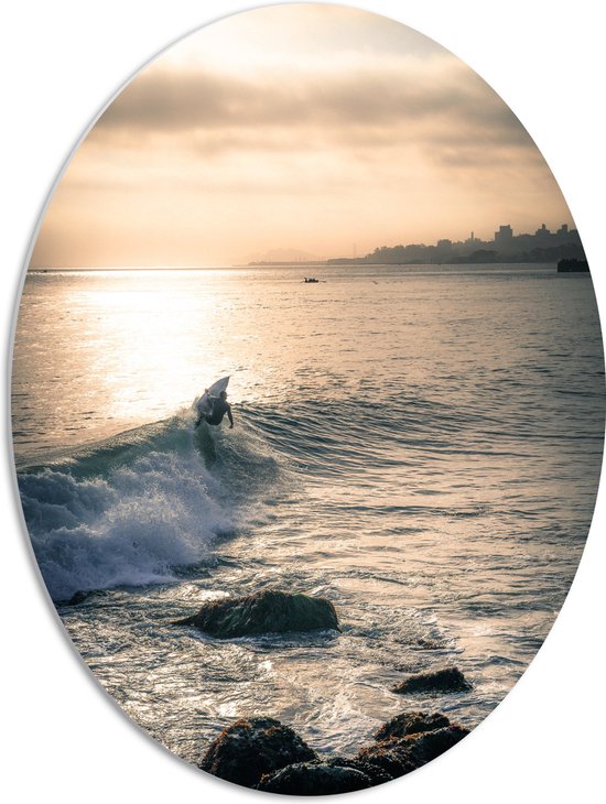 WallClassics - PVC Schuimplaat Ovaal - Surfer op Zee aan de Kust - 51x68 cm Foto op Ovaal  (Met Ophangsysteem)
