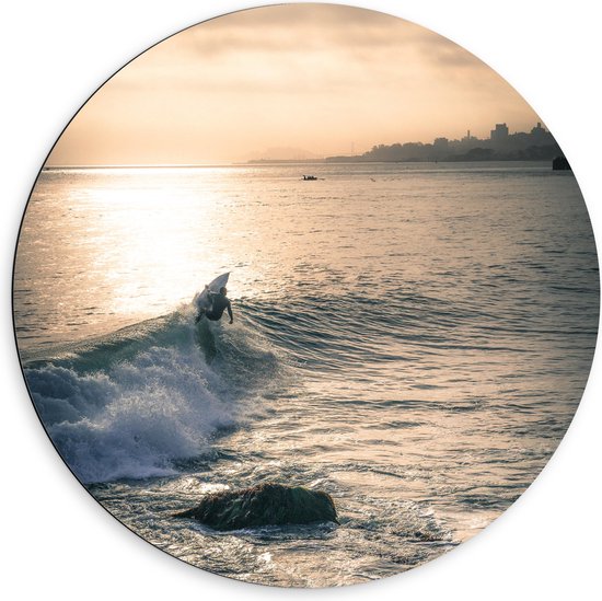 WallClassics - Dibond Muurcirkel - Surfer op Zee aan de Kust - 60x60 cm Foto op Aluminium Muurcirkel (met ophangsysteem)