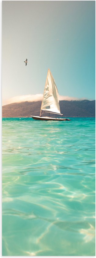 WallClassics - Poster (Mat) - Kleine Zeilboot op Helderblauwe Oceaan - 20x60 cm Foto op Posterpapier met een Matte look