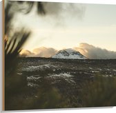 WallClassics - Hout - Witte Sneeuwberg in Landschap met Wolken - 100x100 cm - 12 mm dik - Foto op Hout (Met Ophangsysteem)