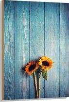 WallClassics - Hout - Zonnebloemen met Blauwe Schutting - 70x105 cm - 12 mm dik - Foto op Hout (Met Ophangsysteem)