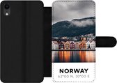Bookcase Geschikt voor iPhone XR telefoonhoesje - Noorwegen - Scandinavië - Bergen - Winter - Met vakjes - Wallet case met magneetsluiting
