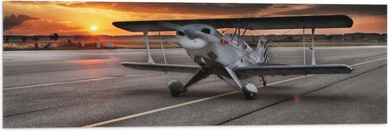 WallClassics - Vlag - Klein Vliegtuig op Startbaan - 90x30 cm Foto op Polyester Vlag