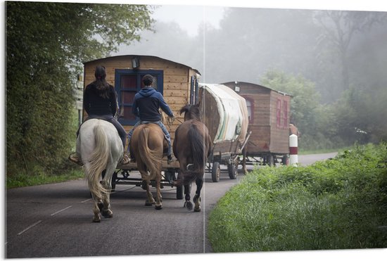 WallClassics - Acrylglas - Ouderwetse Caravan met Paard en Wagen - 120x80 cm Foto op Acrylglas (Met Ophangsysteem)