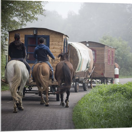 WallClassics - Acrylglas - Ouderwetse Caravan met Paard en Wagen - 80x80 cm Foto op Acrylglas (Met Ophangsysteem)