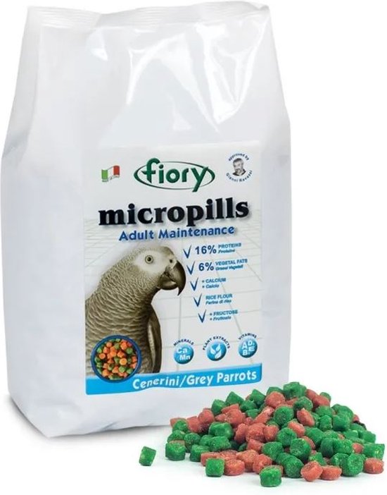 Witte zak Fiory Micropills papegaaienvoer met een afbeelding van een grijze roodstaartpapegaai. "16% PROTEINS" staat op de verpakking.