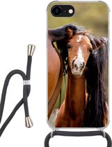 Hoesje met koord Geschikt voor iPhone 8 - Paarden - Natuur - Bruin - Siliconen - Crossbody - Backcover met Koord - Telefoonhoesje met koord - Hoesje met touw
