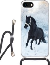 Hoesje met koord Geschikt voor iPhone SE 2020 - Paard - Sneeuw - Bos - Siliconen - Crossbody - Backcover met Koord - Telefoonhoesje met koord - Hoesje met touw