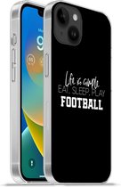 Geschikt voorApple Iphone 14 Plus - Soft case hoesje - Life is simple, eat sleep play football - Spreuken - Quotes - Voetbal - Siliconen Telefoonhoesje