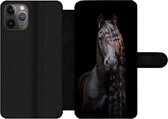 Bookcase Geschikt voor iPhone 11 Pro Max telefoonhoesje - Paarden - Fries - Manen - Zwart - Dieren - Met vakjes - Wallet case met magneetsluiting