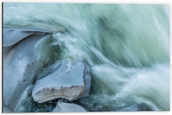 WallClassics - Dibond - Blauw Stromend Water langs Stenen - 60x40 cm Foto op Aluminium (Met Ophangsysteem)