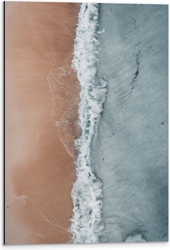 WallClassics - Dibond - Bovenaanzicht Strand en Zee - 40x60 cm Foto op Aluminium (Wanddecoratie van metaal)