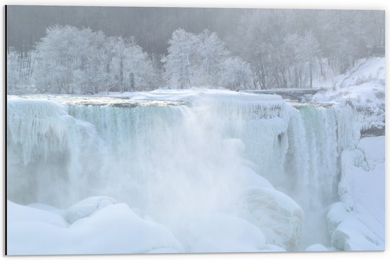 WallClassics - Dibond - Witte Winter Waterval - 60x40 cm Foto op Aluminium (Met Ophangsysteem)