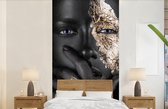Behang - Fotobehang Vrouw - Goud - Zwart - Schmink - Luxe - Breedte 120 cm x hoogte 240 cm