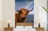 Behang - Fotobehang Schotse Hooglander - Berg - Water - Natuur - Koe - Breedte 120 cm x hoogte 240 cm