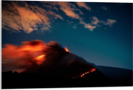 WallClassics - Acrylglas - Uitbarstende Vulkaan in de Nacht - 90x60 cm Foto op Acrylglas (Wanddecoratie op Acrylaat)