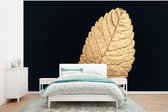 Behang - Fotobehang Goud - Bladeren - Zwart - Planten - Luxe - Natuur - Breedte 295 cm x hoogte 220 cm