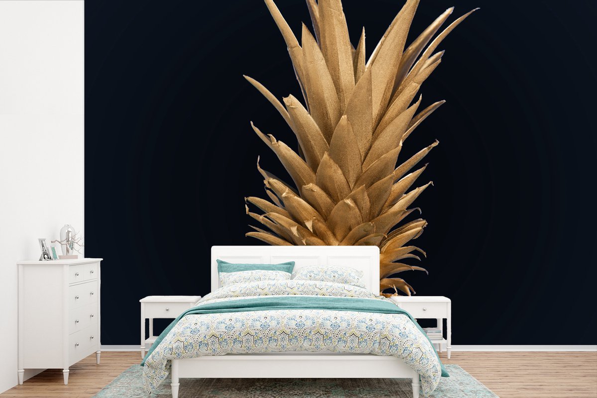 Behang - Fotobehang Ananas - Goud - Verf - Zwart - Fruit - Luxe - Breedte 330 cm x hoogte 220 cm