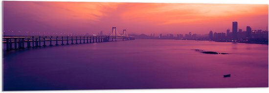 WallClassics - Acrylglas - Hele Lange Brug over het Water naar de Stad - 120x40 cm Foto op Acrylglas (Met Ophangsysteem)