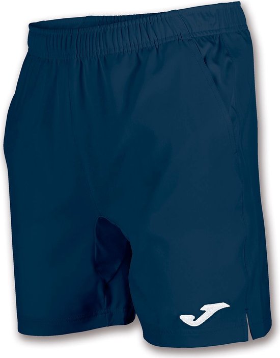 Donkerblauwe Joma tennisshort voor heren met elastische tailleband, steekzakken en wit Joma logo op de onderzoom.
