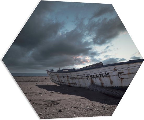 WallClassics - PVC Schuimplaat Hexagon  - Witte Boot op het Strand onder Donkere Wolken - 70x60.9 cm Foto op Hexagon (Met Ophangsysteem)