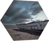 WallClassics - Dibond Hexagon - Witte Boot op het Strand onder Donkere Wolken - 80x69.6 cm Foto op Hexagon (Met Ophangsysteem)