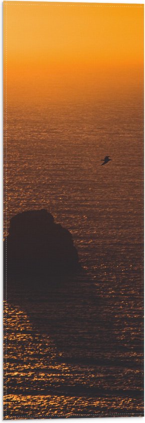 WallClassics - Vlag - Gele Hemel door Zonsondergang boven Zee - 20x60 cm Foto op Polyester Vlag