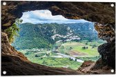 WallClassics - Tuinposter – Uitkijkend op een Vallei vanuit een Grot in de Bergen - 75x50 cm Foto op Tuinposter  (wanddecoratie voor buiten en binnen)