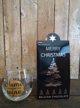 Cadeauset-Pakket-Kerst-Kerstmis-Kerstpakket-Chocolade-Belgische Chocolade-Merry Christmas-Happy New year-Happy-Gelukkig nieuwjaar-waterglas-glas-wijnglas-home-wijn-thuis-thuiskomen-huis-gezelligheid-knus-knusheid-relatiegeschenk-liefde-collega