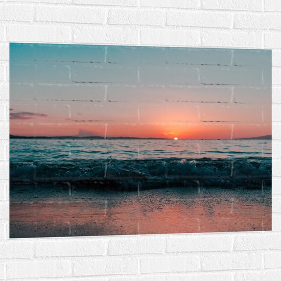 WallClassics - Muursticker - Rustieg Golf op Strand bij Zonsondergang - 100x75 cm Foto op Muursticker